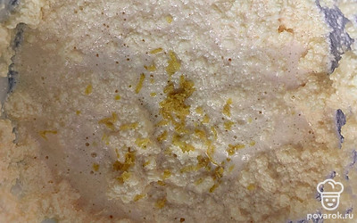 Добавьте лимонную цедру.