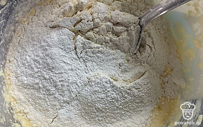 Введите муку и разрыхлитель, замесите тесто. Муки может понадобиться больше или меньше. Тесто должно быть мягкое, не забитое.