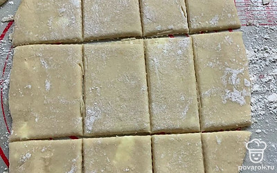 Раскатайте часть теста, разрежьте на печенье.