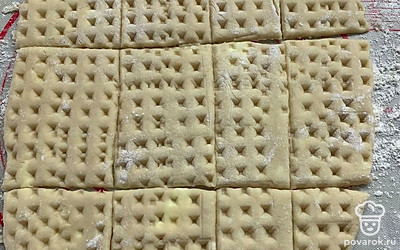 Сделайте на печенье рисунок.