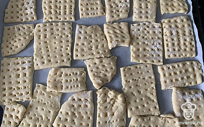 Выложите заготовки на противень. Выпекайте в духовке 20-25 минут при 180 градусах. Ориентируйтесь на свою духовку.