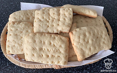 Положите готовое печенье остудиться.