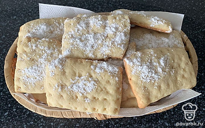 Перед подачей посыпьте выпечку сахарной пудрой.