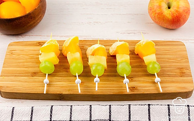 Затем насадите абрикос и апельсин.