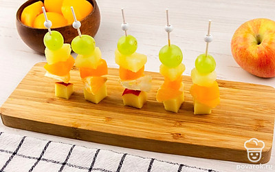 В конце насадите яблоко, так как оно самое крепкое оно не даст упасть со шпажки всей конструкции.