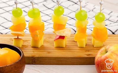 Для украшения выберите какие-нибудь необычные шпажки. Если же праздник у детей, распечатайте маленькие картинки на бумаге, вырежьте их и приклейте на шпажки сверху. Только старайтесь не использовать клей, чтобы он не попал на фрукты. Лучше выберите скотч.