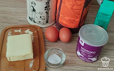 Подготовьте все необходимые продукты: муку, яйца, какао-порошок, сахар, соль, сливочное масло.