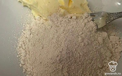 Овсянку превратите в муку и смешайте с мягким маслом.