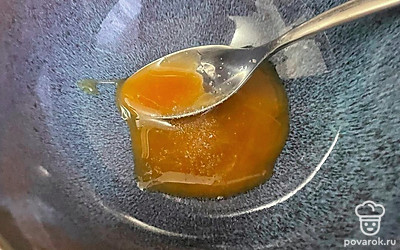 Мед с солью залейте кипятком, перемешайте. Влейте медовую смесь к овсянке с маслом, затем всыпьте сахар и перемешайте.