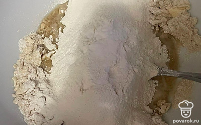 Муку просейте и смешайте с содой, добавьте к остальным ингредиентам. Замесите тесто и уберите его в холодильник на 20 минут.