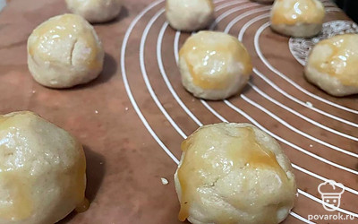 Сформируете из теста шарики одинакового размера, сверху смажьте каждый шарик медом. Выпекайте печенье в духовке, разогретой до 180 градусов, 15-20 минут.