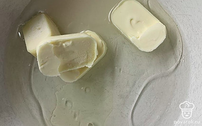 В воду добавить масло сливочное и подсолнечное.