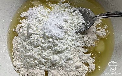 Всыпать сахар, соль, муку и крахмал.