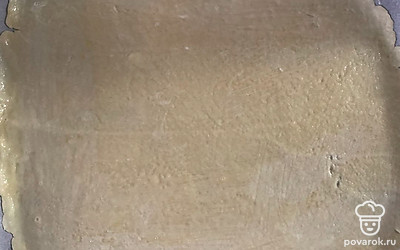 Тесто разделить на две части и раскатать на бумаге для выпечки.