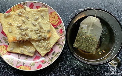 Подавать порционно, с чаем.