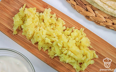 Натрите картофель на крупной терке.