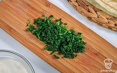 Петрушку мелко нарубите.