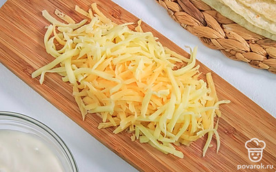 Сыр натрите на крупной терке.