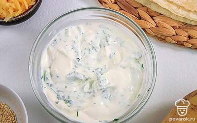 Смешайте сметану и петрушку.
