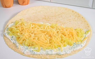 Посыпьте картофель тертым сыром.