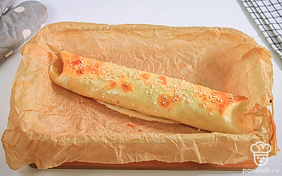 Отправьте рулет запекаться в духовку на 10-15 минут. Лаваш должен подрумяниться и приобрести хрустящую корочку.