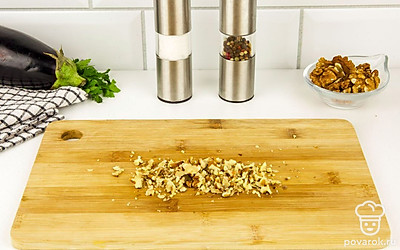 Измельчите чеснок, зелень и грецкие орехи. Сыр разомните с помощью вилки до кашицеобразного состояния.