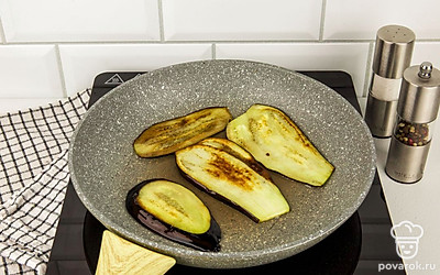 Обжарьте баклажаны на растительном масле до золотистой корочки.