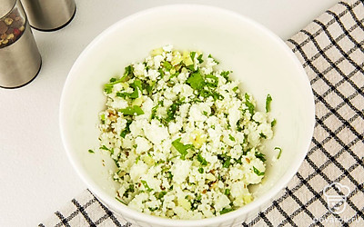 Смешайте сыр Фета, чеснок, петрушку и грецкие орехи, добавьте соль и перец.