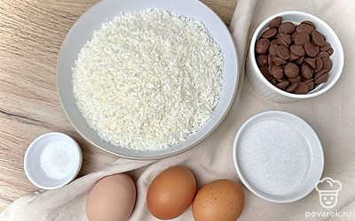 Подготовьте все ингредиенты. Берите кокосовую стружку повышенной жирности, так как у нее более насыщенный вкус и нежная текстура. 
Сахар возьмите мелкий или замените сахарной пудрой. Если шоколад горький, без сладости, можно увеличить количество сахара в рецепте до 130 граммов. 