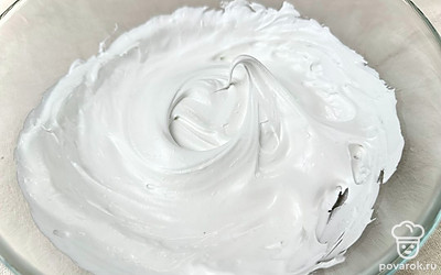 Белки отделите от желтков, добавьте щепотку соли и взбейте до появления легкой пены. Всыпьте сахар и продолжите взбивать до устойчивых пиков. Получится глянцевая и тягучая масса. Обычно на это уходит около 10 минут.