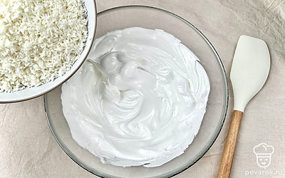 Добавьте кокосовую стружку, аккуратно вмешайте ее лопаткой движениями снизу вверх. 