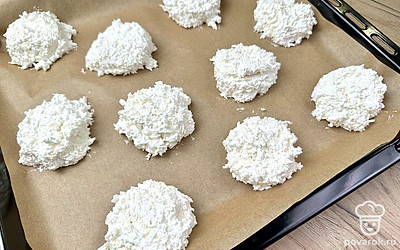 С помощью ложки сформируйте печенье на противне, застеленном пергаментом. Выпекайте 15 минут при 170 градусах до карамельного цвета.