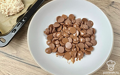 Шоколад подогрейте около минуты в микроволновой печи импульсами по 10 секунд. Перемешайте до однородности. 