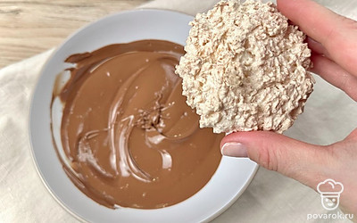 Готовое печенье окуните в шоколад и посыпьте кокосовой стружкой. 