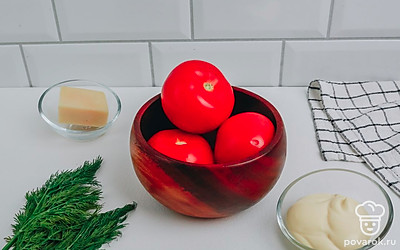 Помойте помидоры и укроп, дайте обсохнуть.