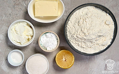 Достаньте сливочное масло из холодильника, дайте ему размягчиться при комнатной температуре. Помойте и обсушите лимон. Подготовьте сито, скалку, пищевую пленку. Застелите форму для запекания бумагой для выпечки. 