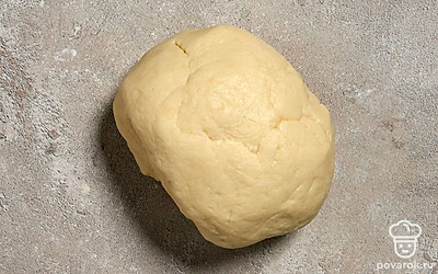 Раскатайте тесто в плоскую лепешку толщиной около 5-6 мм. Положите в центр лепешки мягкое сливочное масло. Заверните края теста к середине масла, чтобы оно оказалось внутри. Еще раз хорошо вымесите тесто до однородного состояния.