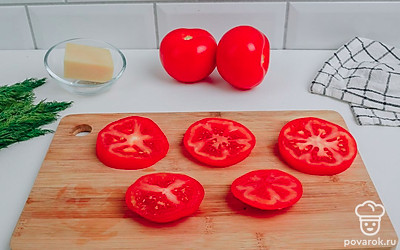 Помидоры нарежьте кружочками от низа к верху.