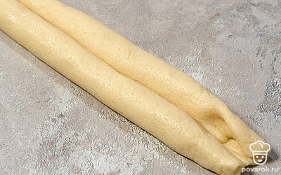 Разверните охлажденный рулет, снимите с него пленку. Заверните 2 противоположных края пласта к середине, чтобы получилось сердечко. Нарежьте получившийся двойной рулет ломтиками шириной около 1 см.