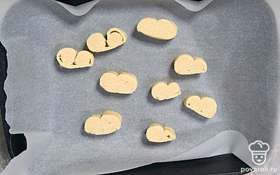 Включите духовку разогреваться до 220°С. Разложите получившиеся заготовки в форме с пергаментной бумагой.