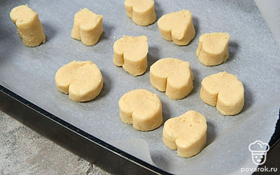 Немного вытяните цельные «ленточки» теста, чтобы придать заготовкам форму сердца. Дайте им постоять около 15 минут. Затем поставьте форму в горячую духовку и испеките печенье в течение 10 минут.