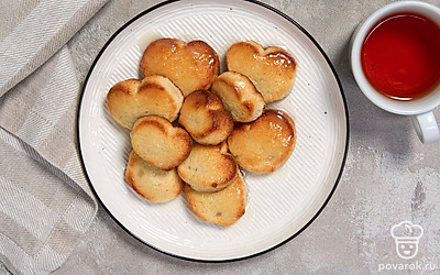 Подайте берлинское печенье вместе с чашкой горячего черного чая. 