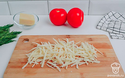 Сыр натрите на крупной терке.