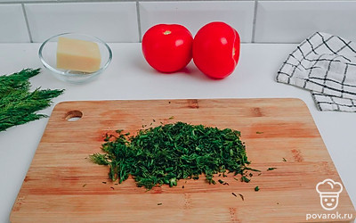 Мелко нарубите укроп.