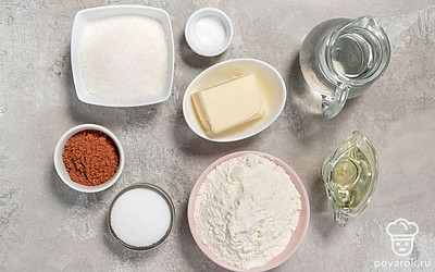 Просейте муку. Достаньте заранее из холодильника маргарин, чтобы он стал мягким. Перед выпеканием разогрейте духовку до 200°С. Застелите противень пергаментом.