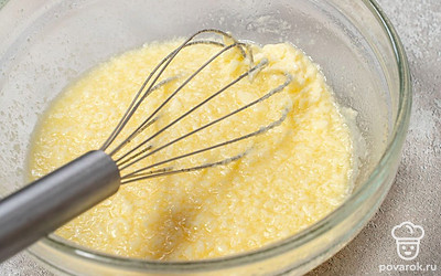 Положите в миску мягкий маргарин. Добавьте растительное масло, сахар и одну столовую ложку воды. Хорошенько перемешайте все при помощи венчика или миксера.