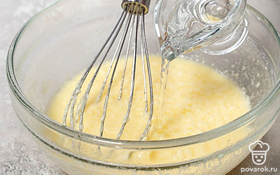 Не переставайте работать венчиком и добавьте еще 2 столовые ложки воды. Мешайте до получения однородной консистенции.