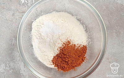 В другой миске смешайте оставшиеся сухие ингредиенты: соль, соду, просеянную муку и какао.