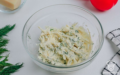 В небольшой миске смешайте сыр, укроп и майонез.