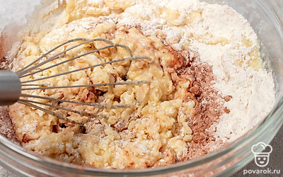 Добавьте сухую смесь к влажной. Тщательно перемешайте, замесите густое тесто сначала венчиком, потом руками. Накройте тесто пищевой пленкой или положите в пакет и уберите на 30 минут в холодильник.